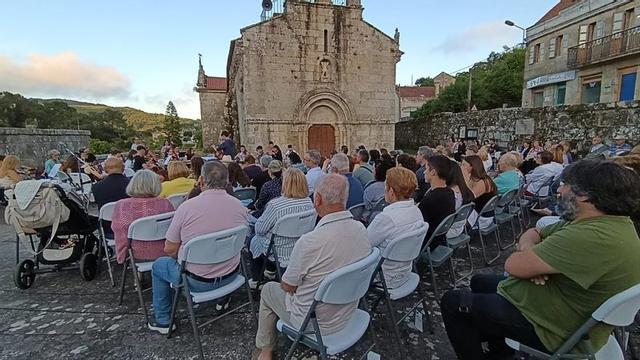Actuación musical en el atrio de O Hío.