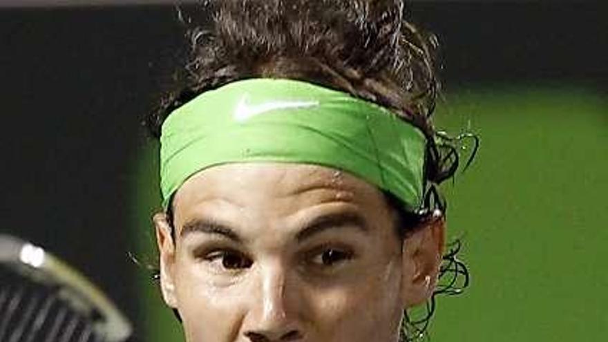 Nadal y Almagro, derecha, se disponen a golpear la bola en sus partidos ante Stepanek y Verdasco.