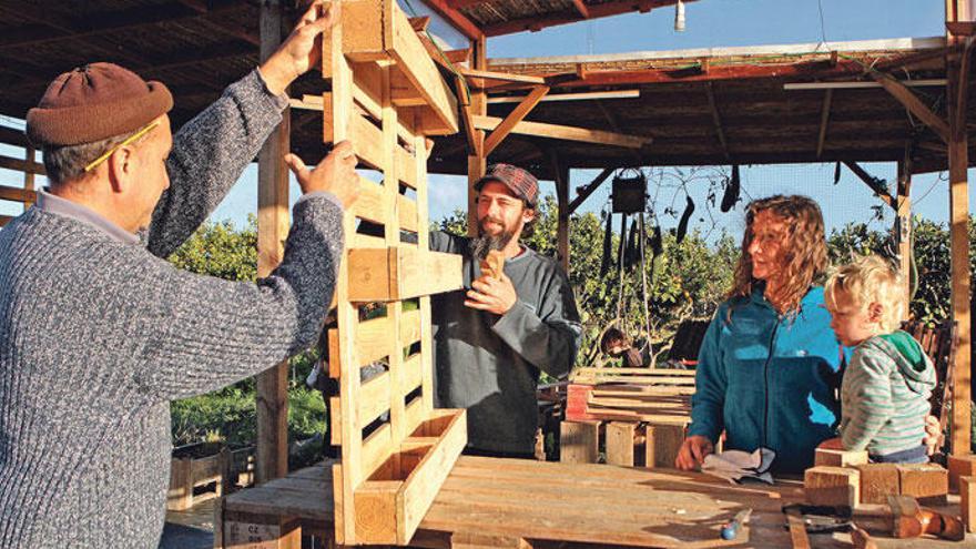 Schreiner Toni Canoves zeigt, wie altes Holz gehobelt, geschliffen und recycelt wird.