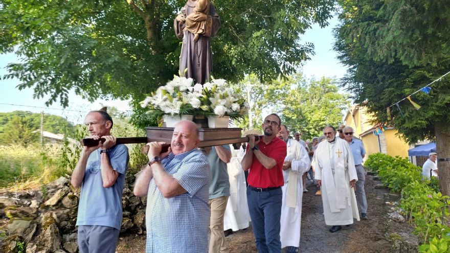 En imágenes: San Antonio, en Lieres, celebró bodas de plata
