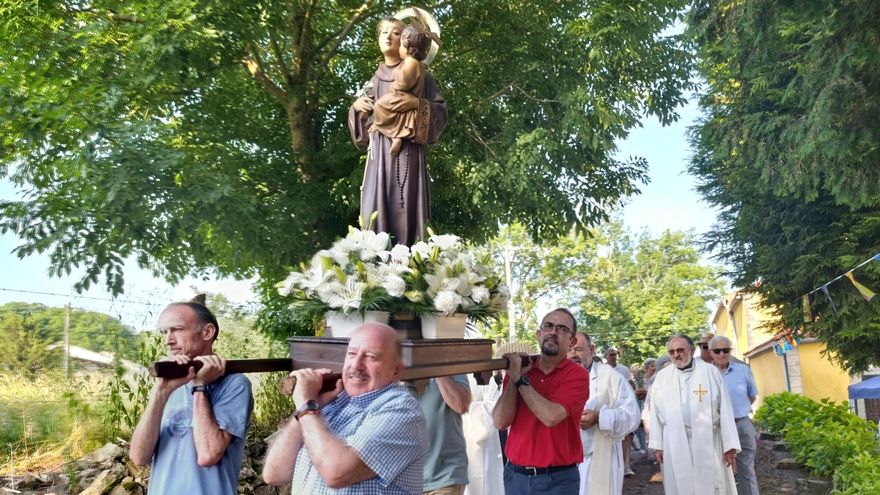 San Antonio cumple sus bodas de plata en Lieres y lo celebra con más cofrades: estos son los nuevos miembros de honor