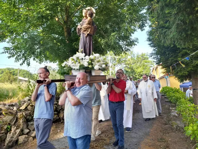 En imágenes: San Antonio, en Lieres, celebró bodas de plata