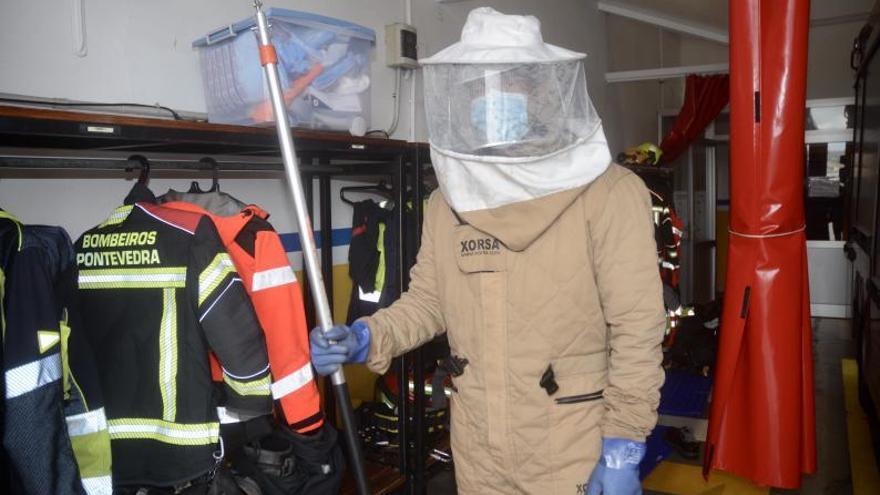 Un grupo de bomberos en el parque de Pontevedra.   | // RAFA VÁZQUEZ