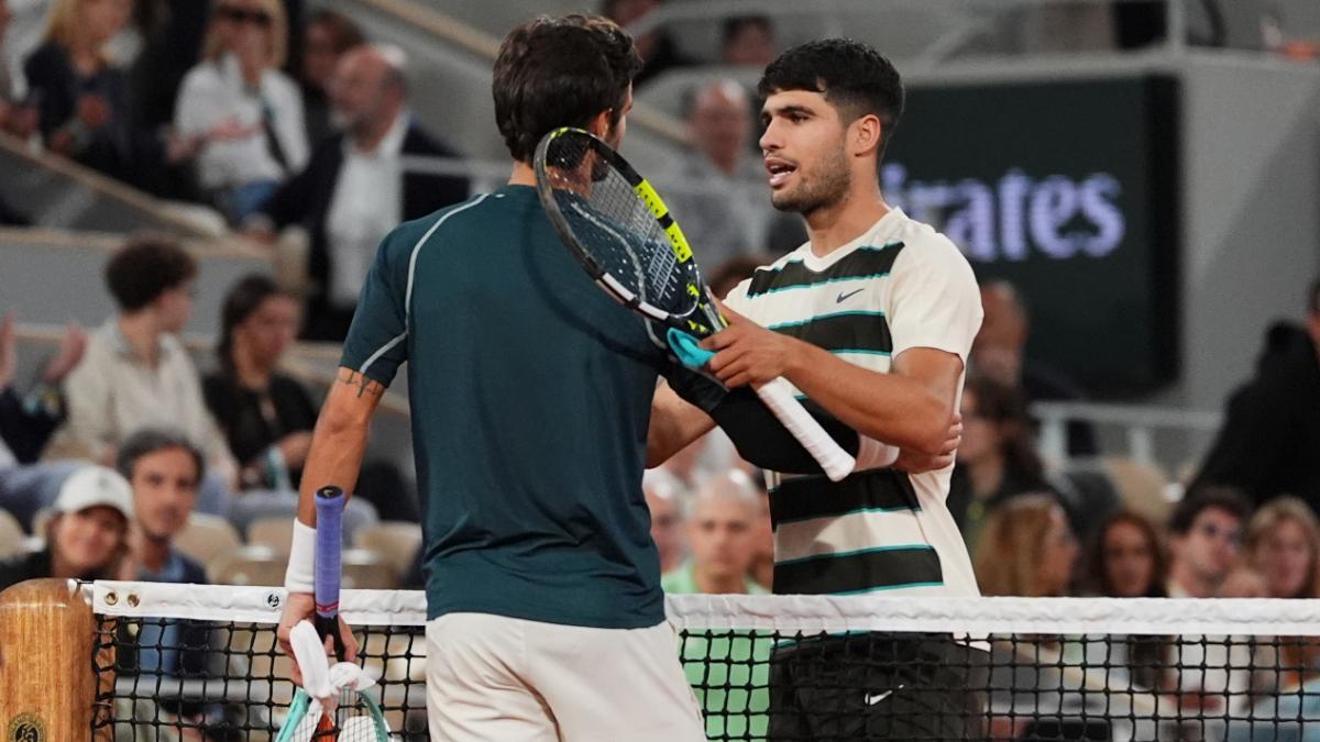 Alcaraz y Musetti se saludan después de su enfrentamiento en semifinales de Roland Garros 2025