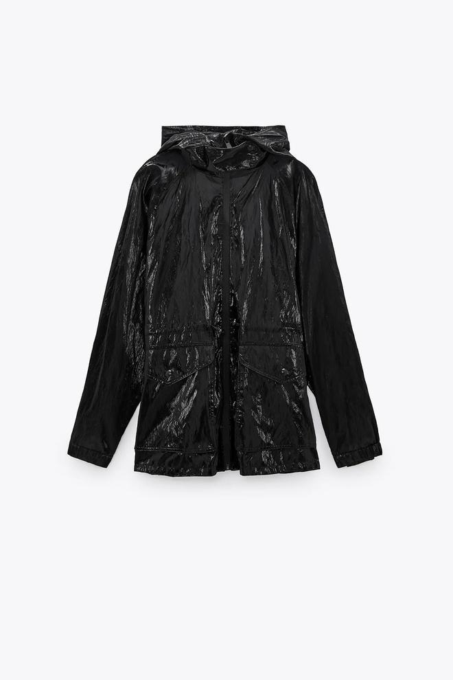 Parka efecto brillo, de Zara (25,99 euros)