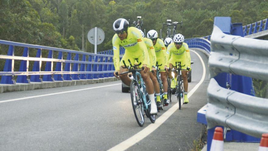 Componentes del Rías Baixas durante una contrarreloj por equipos.