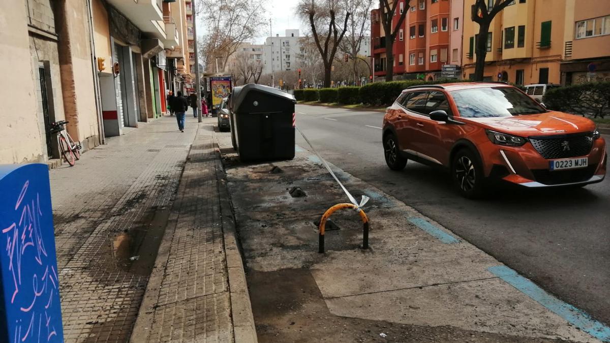 Restos del incendio de contenedores en la calle Manacor.