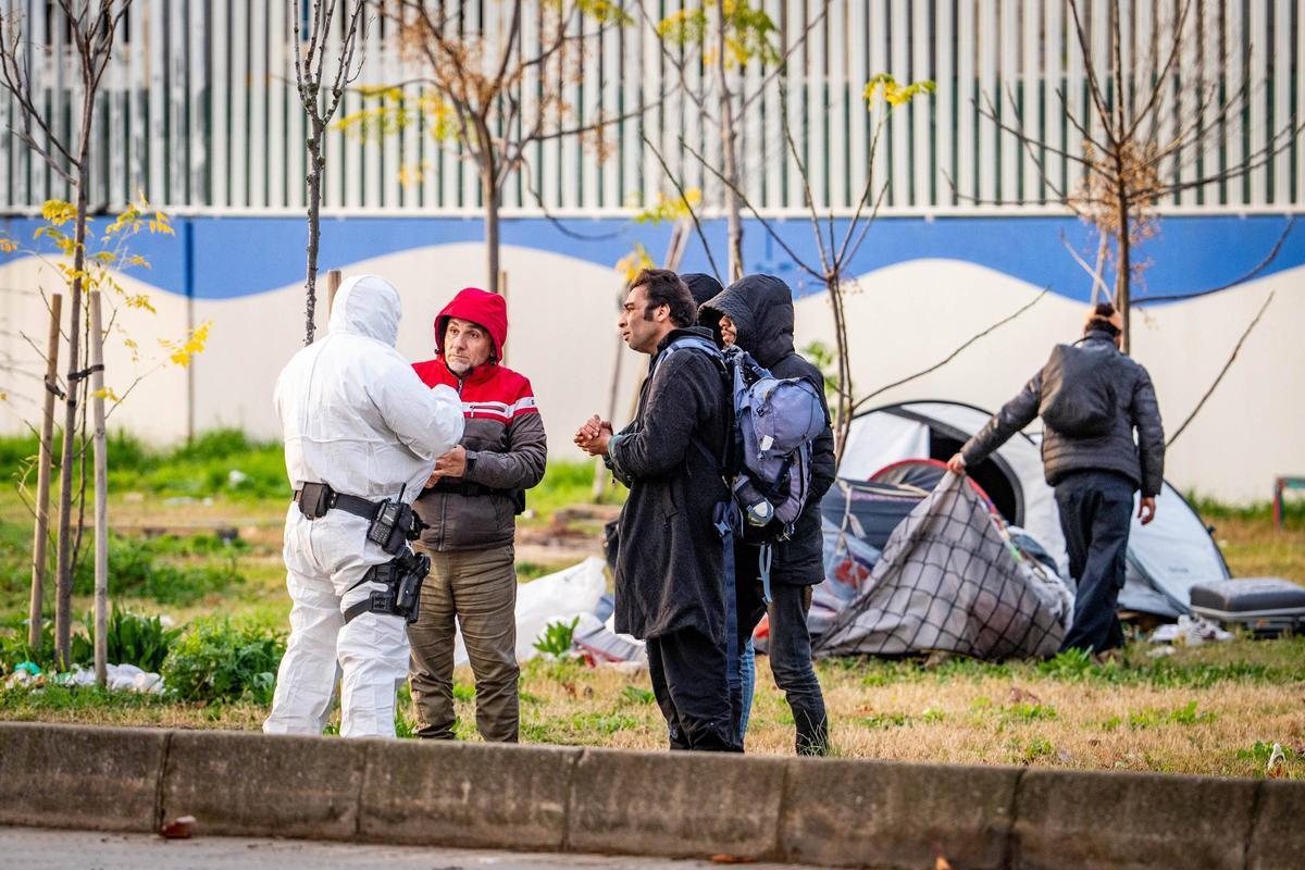 Barcelona desaloja el campamento de la Zona Franca Barcelona desaloja el campamento de la Zona Franca