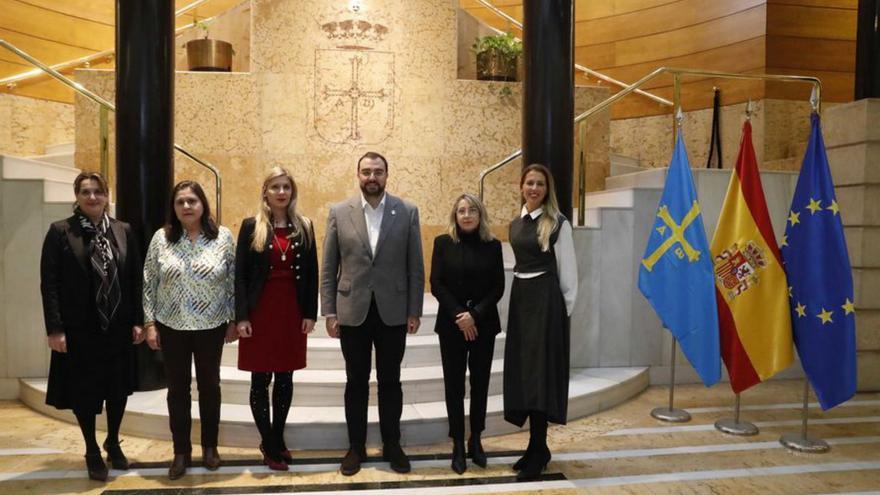 Por la izquierda, Montserrat Martínez, Lucía García, Begoña  Fernández-Costales, Adrián Barbón,  Nuria Menéndez y Diana Llamazares.