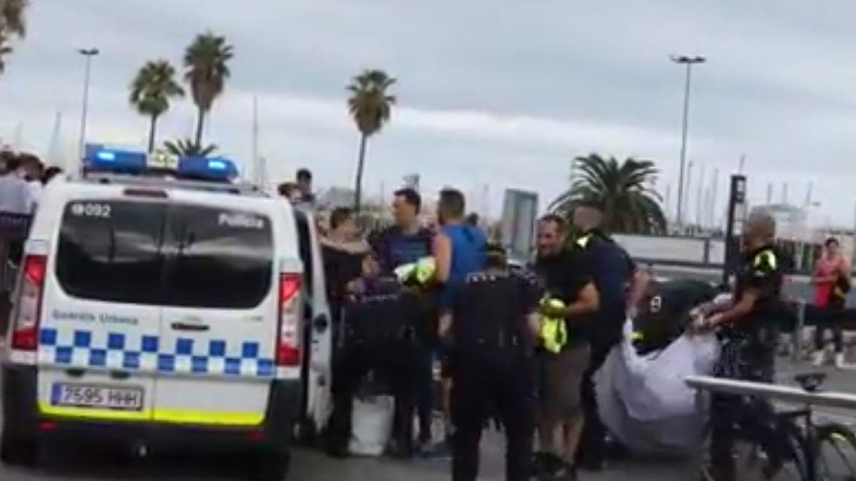 La pelea entre la Guardia Urbana y los manteros en Barcelona que no huyen.