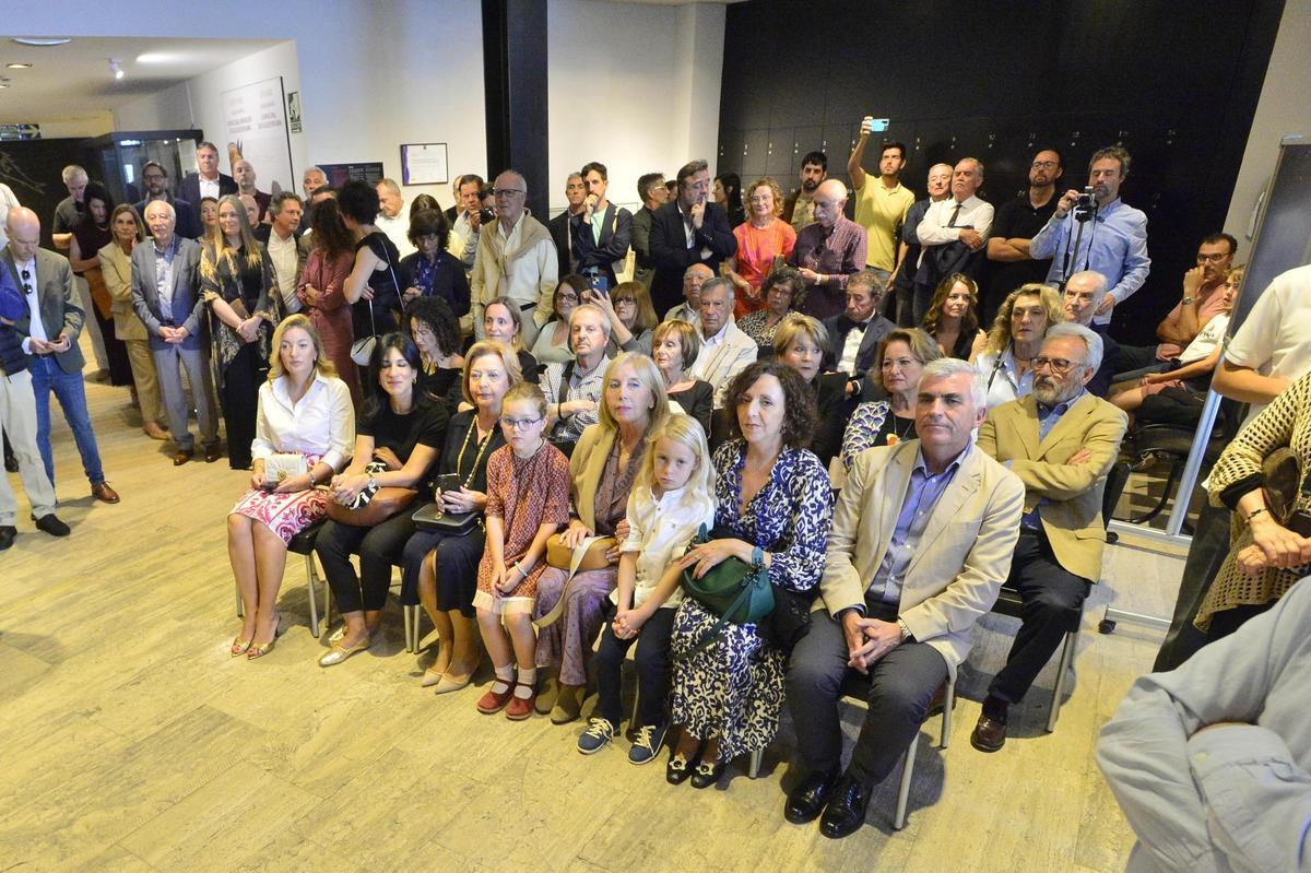 Familiares y amigos del arquitecto ilicitano Antonio Serrano Bru en la inauguración de la exposición sobre su trayectoria