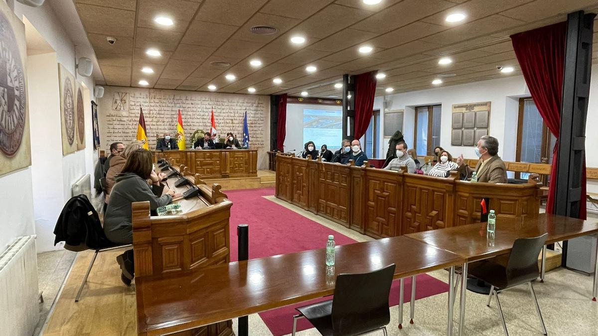 Un momento de la sesión plenaria del sorteo de integrantes para ocupar las mesas electorales.