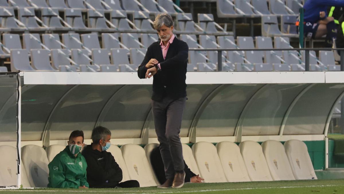 Pablo Alfaro observa su reloj durante el encuentro del Córdoba CF contra el Yeclano Deportivo, en El Arcángel.