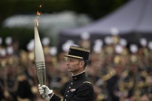 París brilla con la llama olímpica en el desfile del Día de la Bastilla