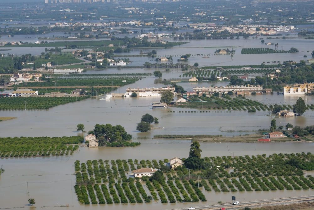 Los diseminados con viviendas residenciales en la huerta se han inundado junto al Segura