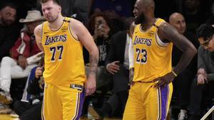 Luka Doncic se duele de la espalda en presencia de LeBron James durante el quinto partido de la serie ante Minnesota Timberwolves