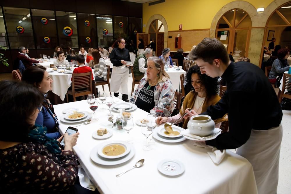 Comida de la Escuela de idiomas en la Escuela de Hostelería