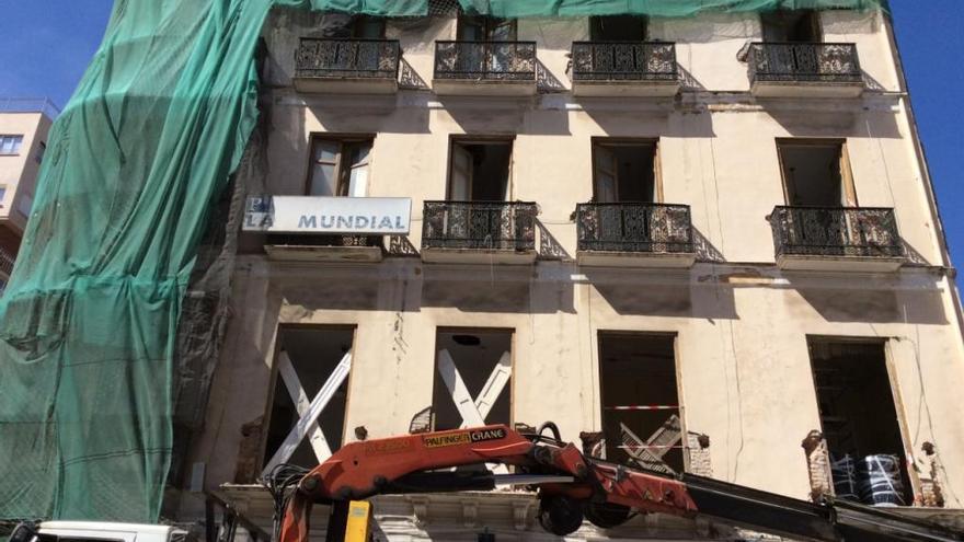 La demolición del edificio La Mundial ya está en marcha