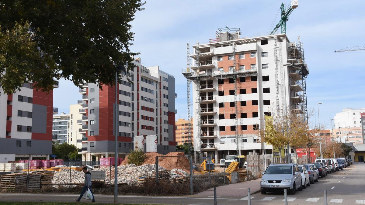 Imagen de archivo de la construcción de un bloque de pisos en Castelló.