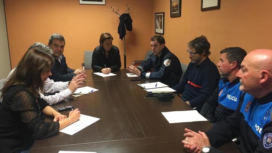 La Alcaldesa, Carmen Moriyón, y el concejal de Seguridad Ciudadana, Esteban Aparicio, reunidos esta noche con los bomberos.