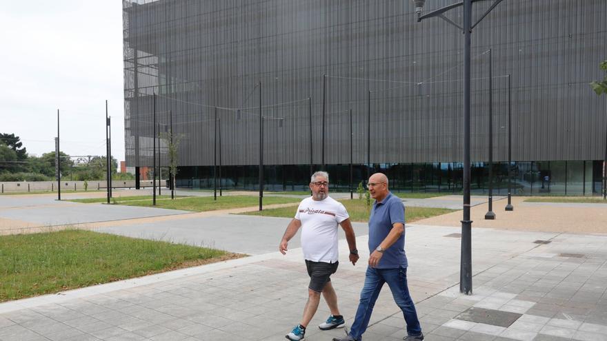 Los paseantes aplauden la nueva plaza junto a la futura Comisaría de Policía Local: &quot;Está preciosa&quot;