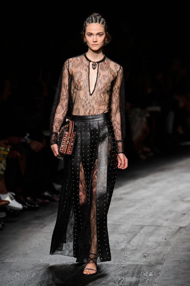 PFW: Valentino Primavera/Verano 2016, falda de cuero con tachuelas