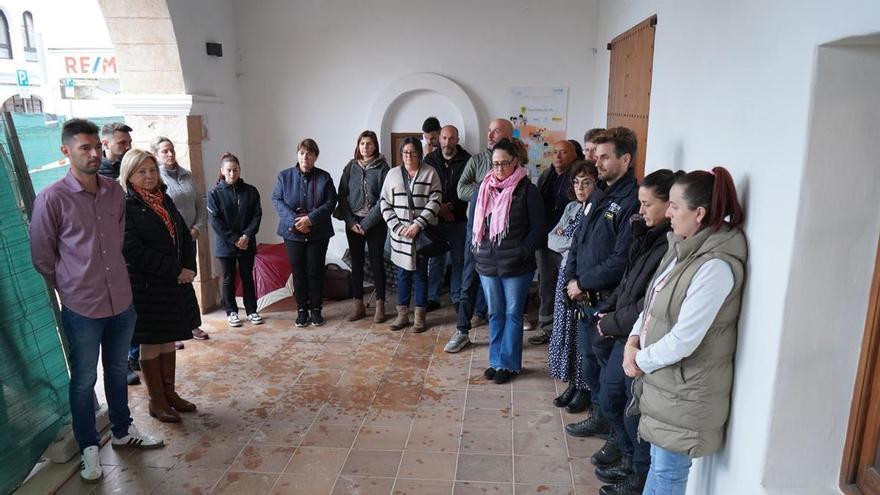 Minuto de silencio en Santa Eulària en repulsa por los asesinatos machistas de Juana y Andrea