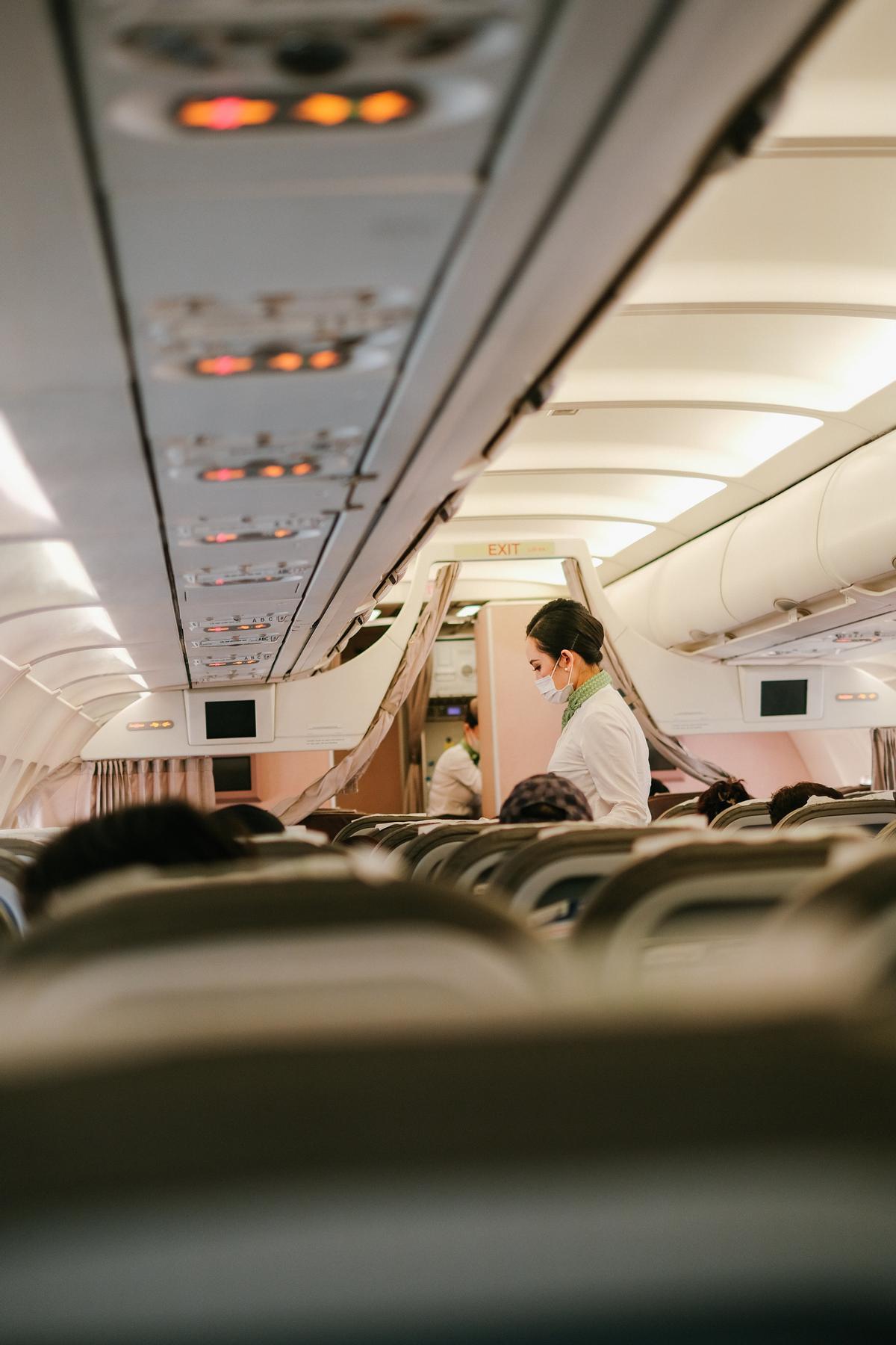 Una azafata durante un vuelo.