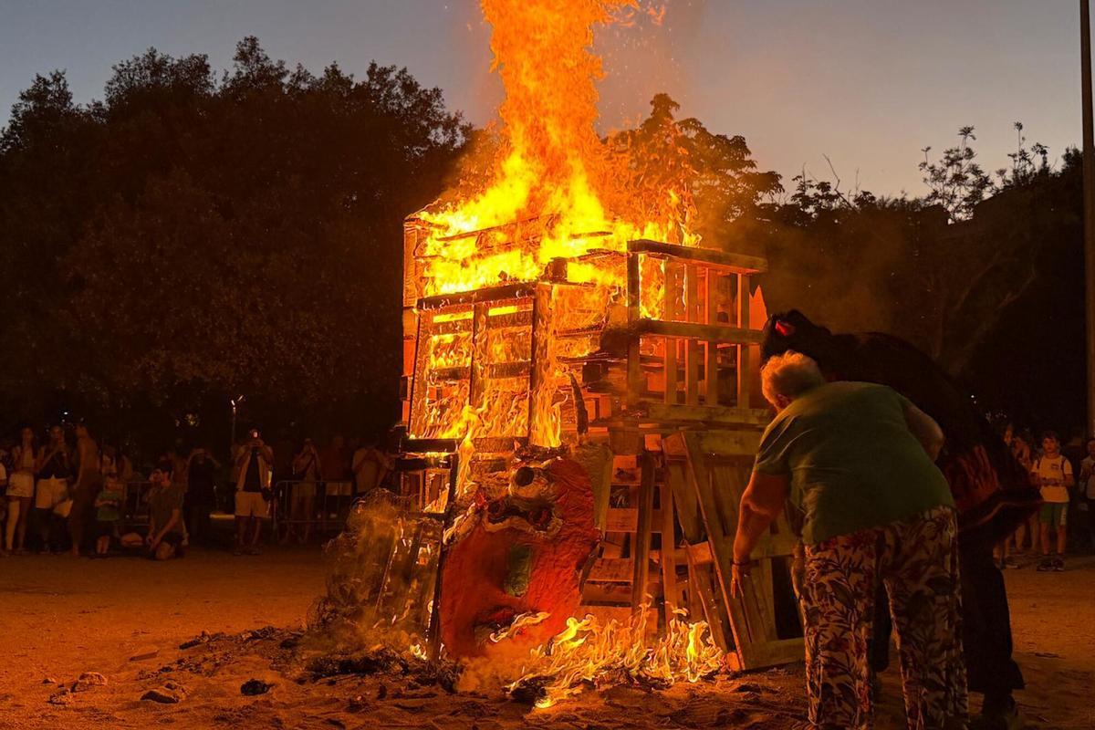 Una veina de Vista Alegre participa en la foguera amb un diable