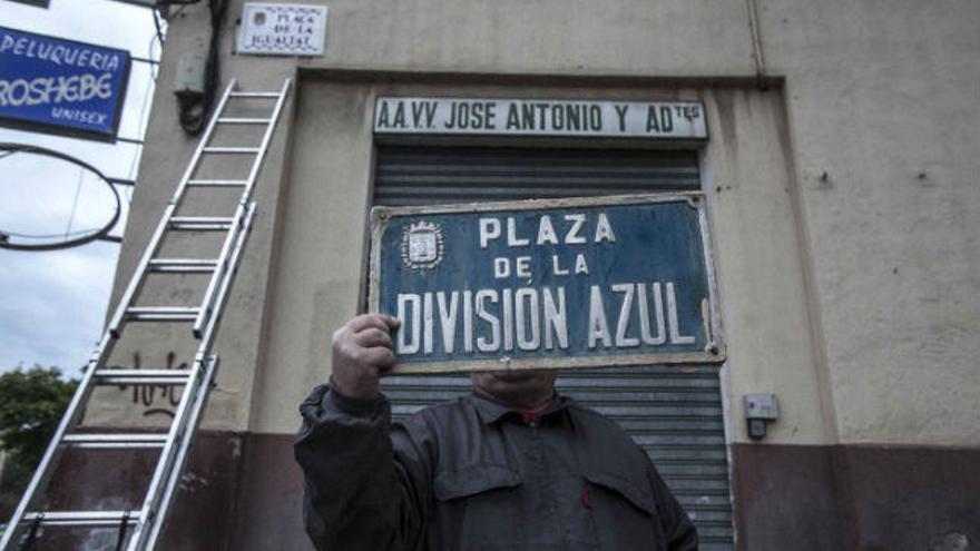 La placa de la plaza de la División Azul