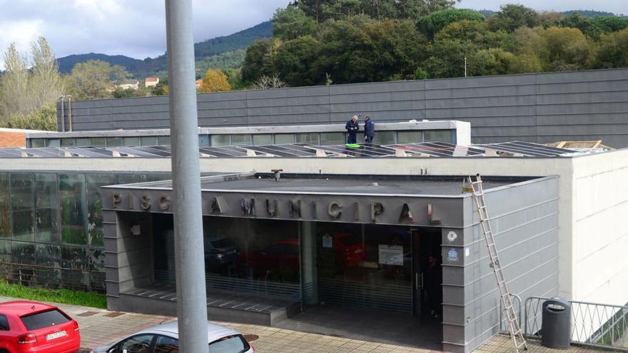 La instalación de placas solares, esta semana, sobre la cubierta del edificio. |  Gonzalo Núñez