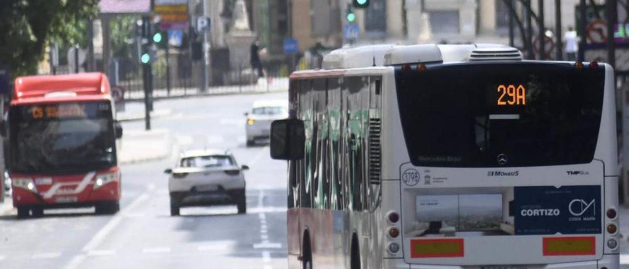 Autobuses en la Gran Vía de Murcia. | ISRAEL SÁNCHEZ