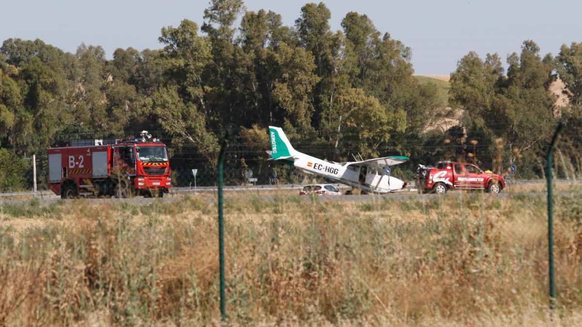 Una avioneta sufre un accidente al romperse el tren de aterrizaje