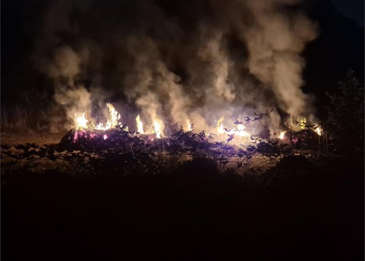 Incendio de pacas de paja apiladas en un prado en Requiás, Muíños.