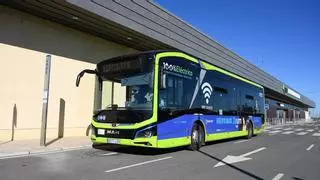 La nueva parada del autobús urbano en el Aeropuerto de Badajoz se estrena sin pasajeros