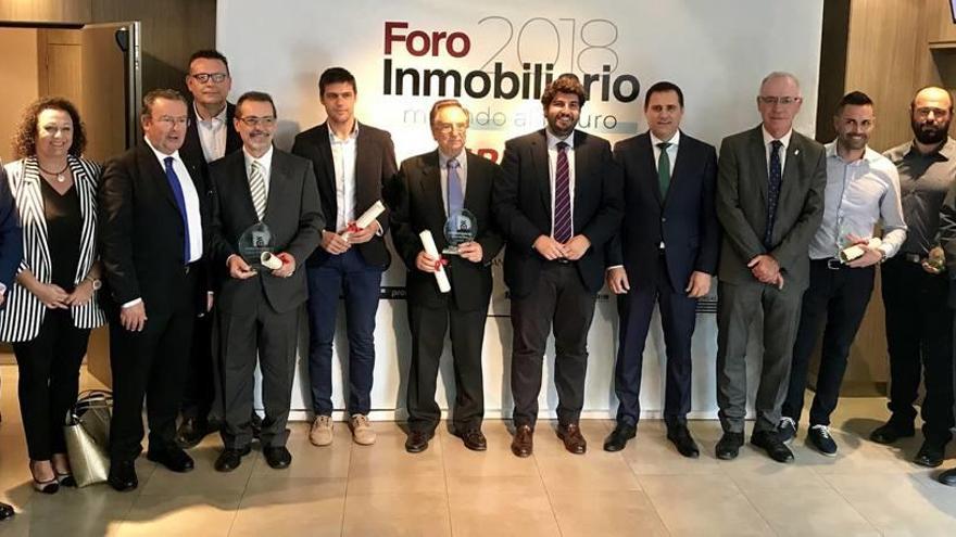 Foto de familia de la XIV edición de los Premios a la Promoción Inmobiliaria y del foro &#039;Mirando al futuro&#039;, organizado por la Asociación de Promotores Inmobiliarios de la Región.