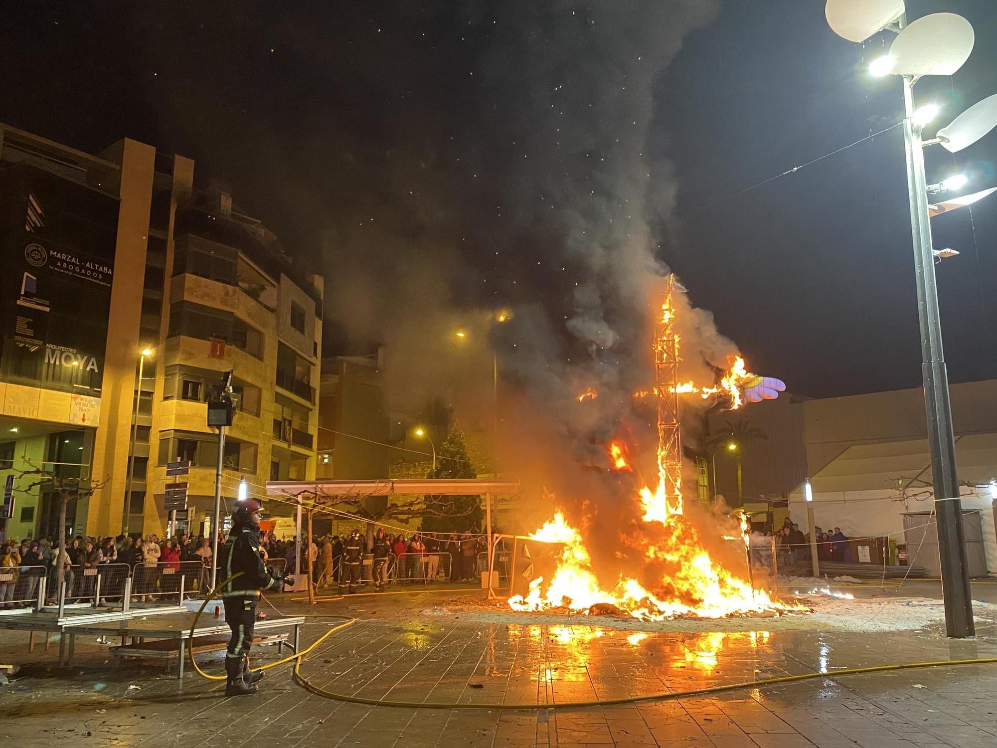 Galería I Fallas Benicarló: 'Cremà' del monumento de Els Cremats.