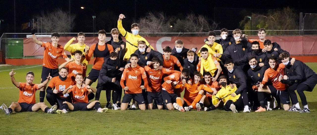Los jugadores del Mallorca juvenil celebran su clasificación en Son Bibiloni