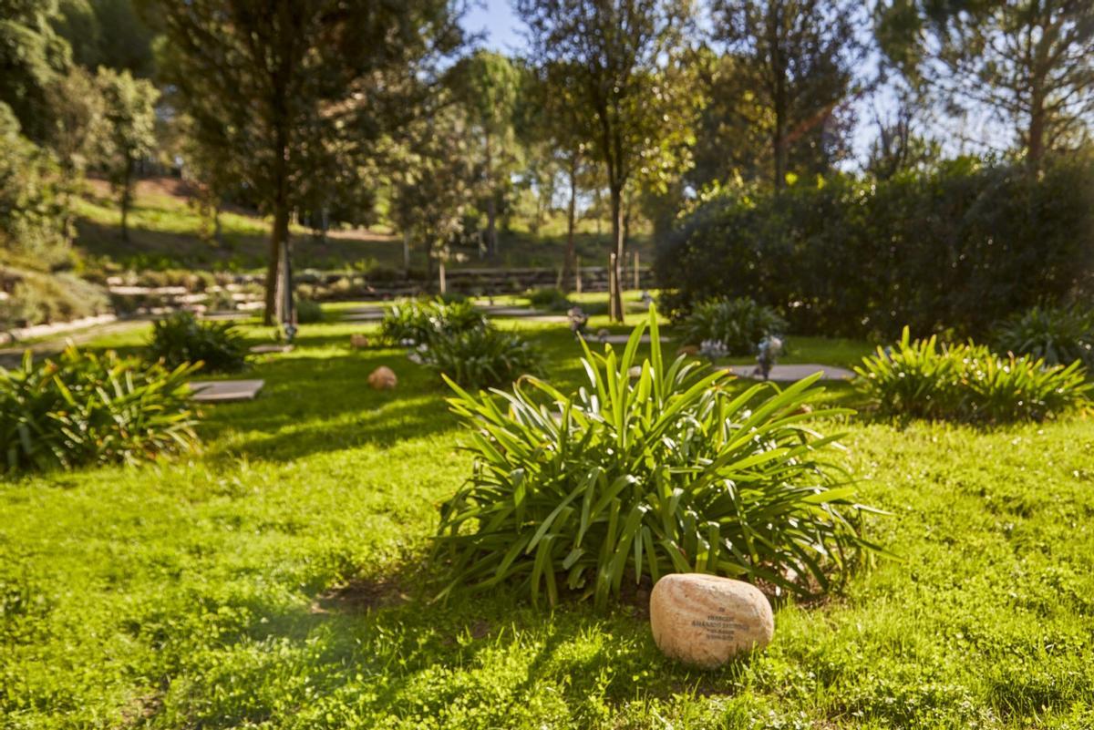 Jardín del Recuerdo, con piedras grabadas identificativas.