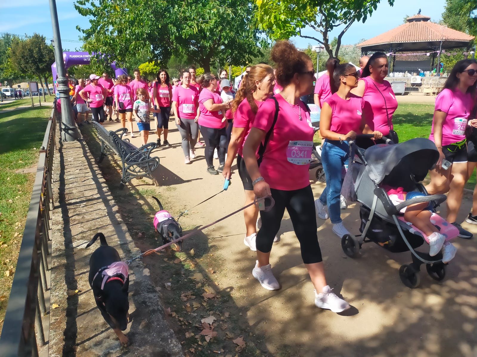 GALERÍA | Así ha sido la marcha rosa de Plasencia