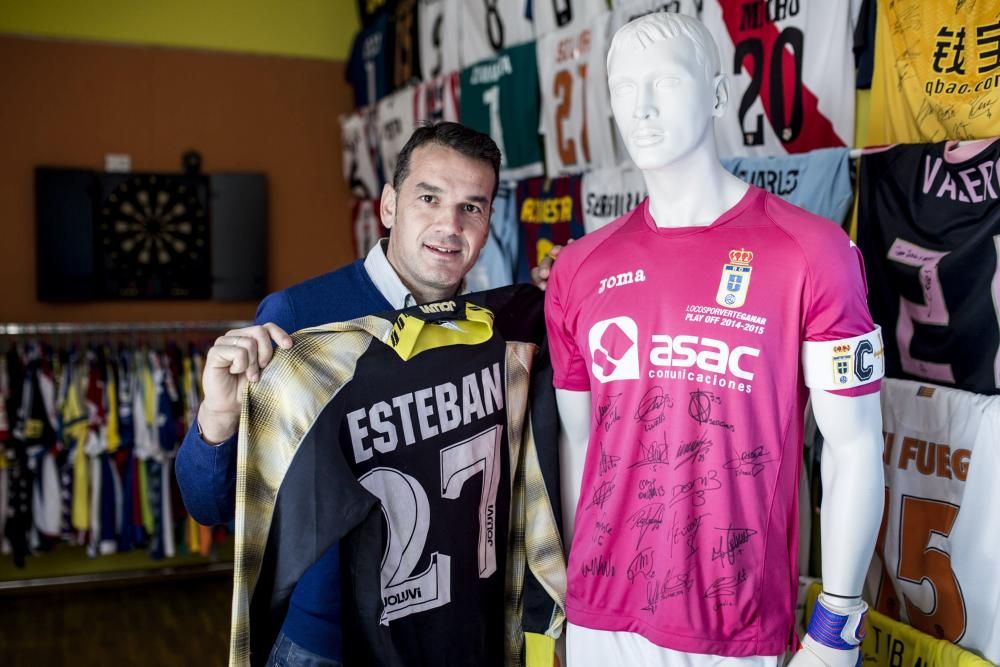 El portero del Real Oviedo, Esteban Suárez, en su casa de Bayas