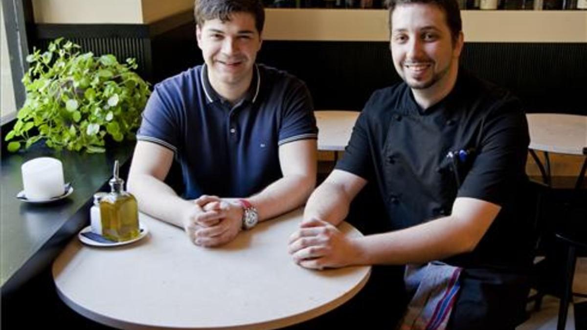 Iván Castro (izquierda) y Pedro Salillas, en una mesita de Mont Bar. Foto: Lali Puig