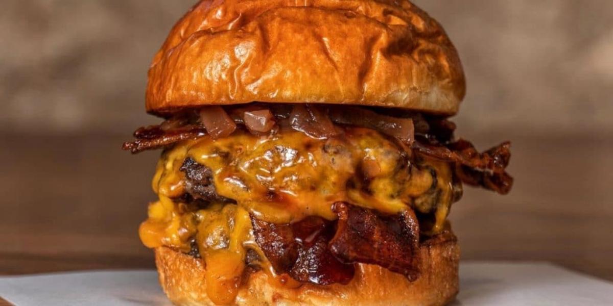 Brote de salmonela en una famosa hamburguesería: hay tres clientes hospitalizados