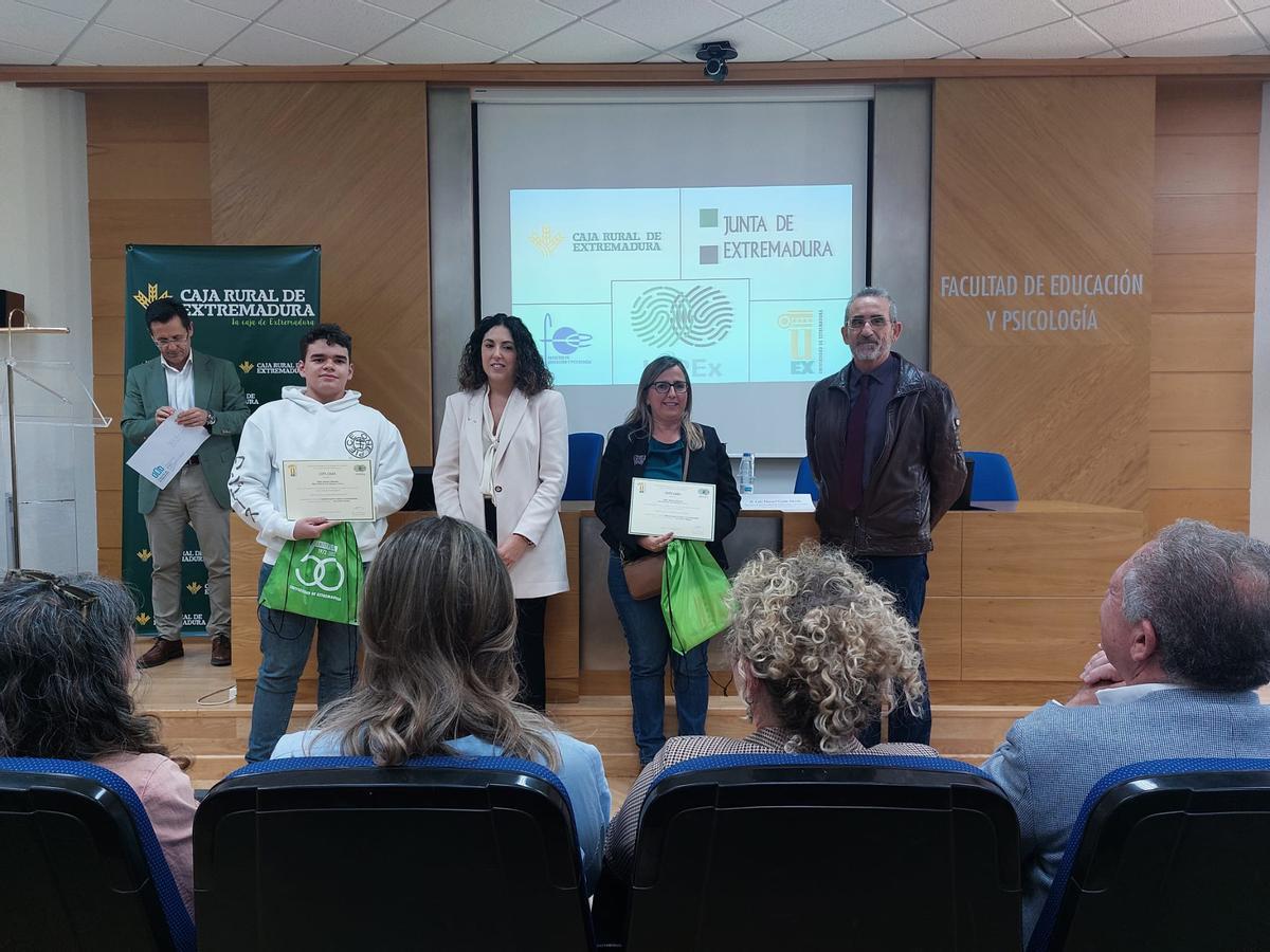 Pablo Llimona recogiendo su premio