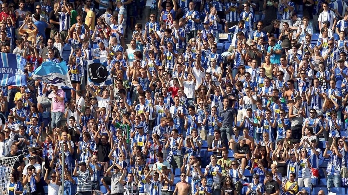 Aficionados del Espanyol, durante un partido en las gradas del estadio de Cornellà-El Prat.