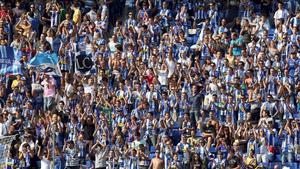 Aficionados del Espanyol, durante un partido en las gradas del estadio de Cornellà-El Prat.