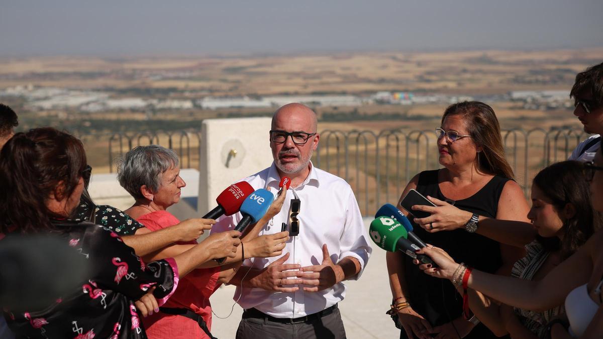 El delegado del Gobierno en Madrid, Francisco Martín Aguirre, en Santos de la Humosa.