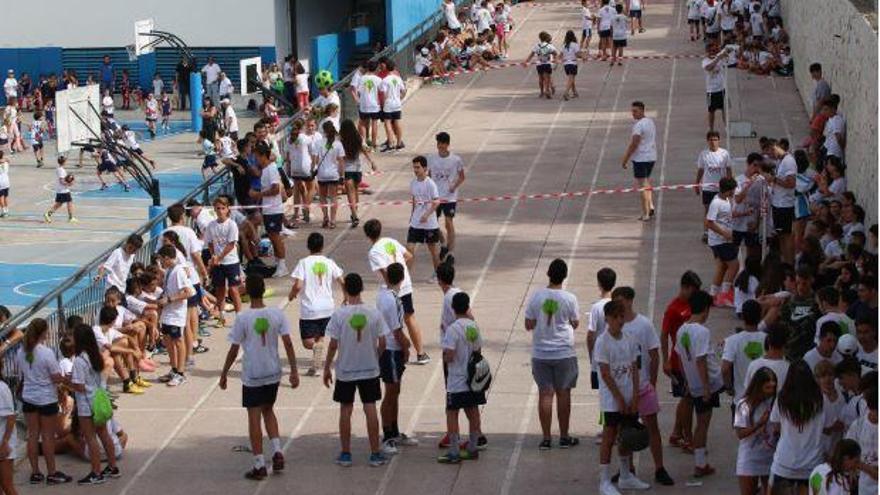 Chavales hacen deporte en un colegio.