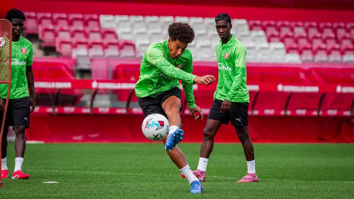 Witsel dispara a portería en la última sesión.