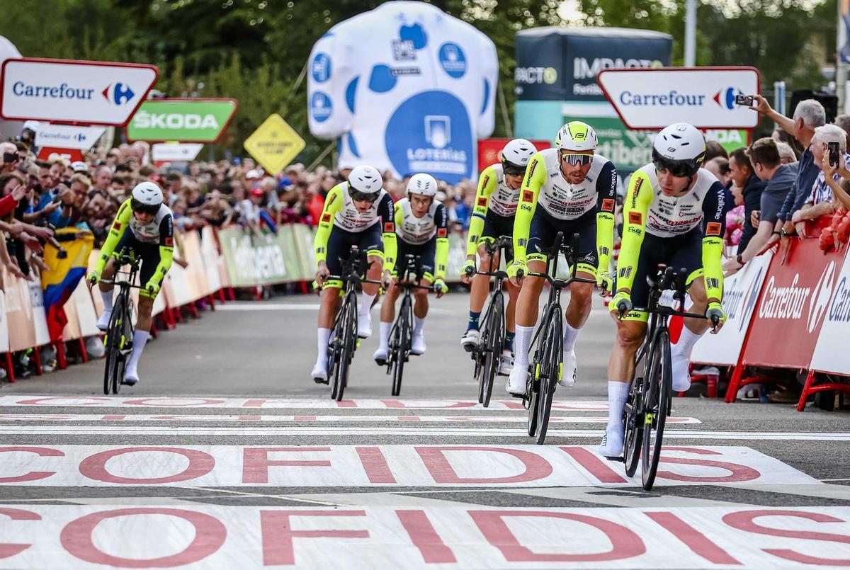 Utrecht (Netherlands), 19/08/2022.- Team Intermarche-Wanty-Gobert crosses the finish line during the first stage of the 77th La Vuelta cycling race, a team time trial over 23.3km in Utrecht, the Netherlands, 19 August 2022. (Ciclismo, Países Bajos; Holanda) EFE/EPA/VINCENT JANNINK